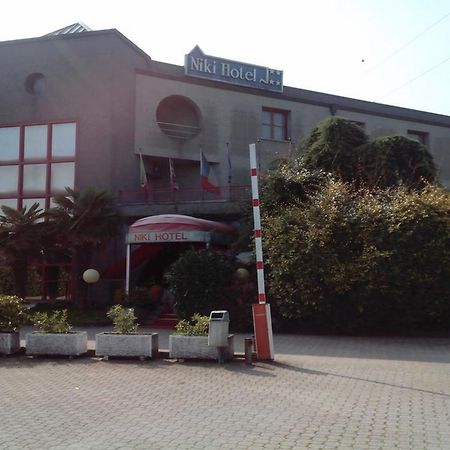 Hotel Niki Tribiano Exterior photo