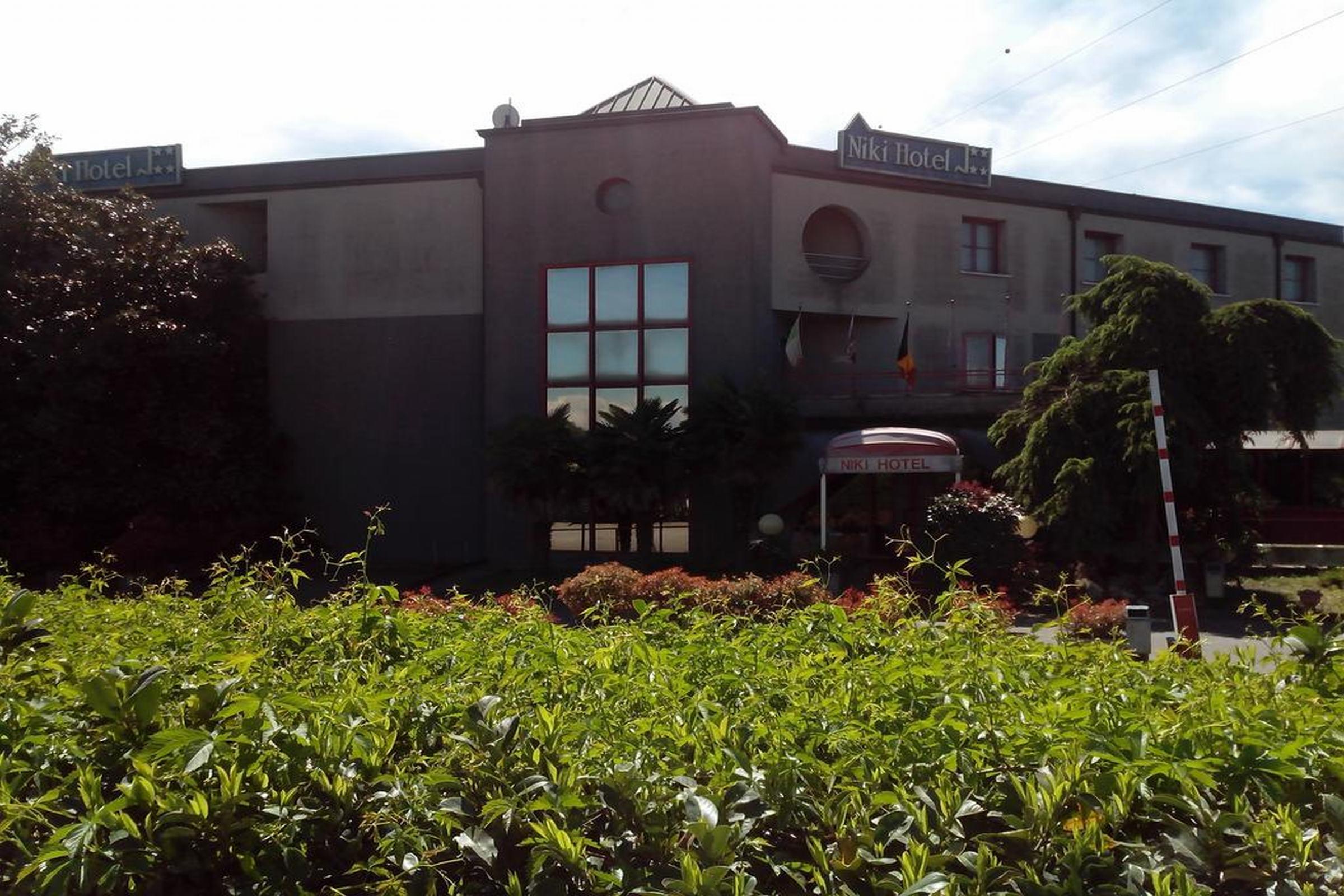 Hotel Niki Tribiano Exterior photo