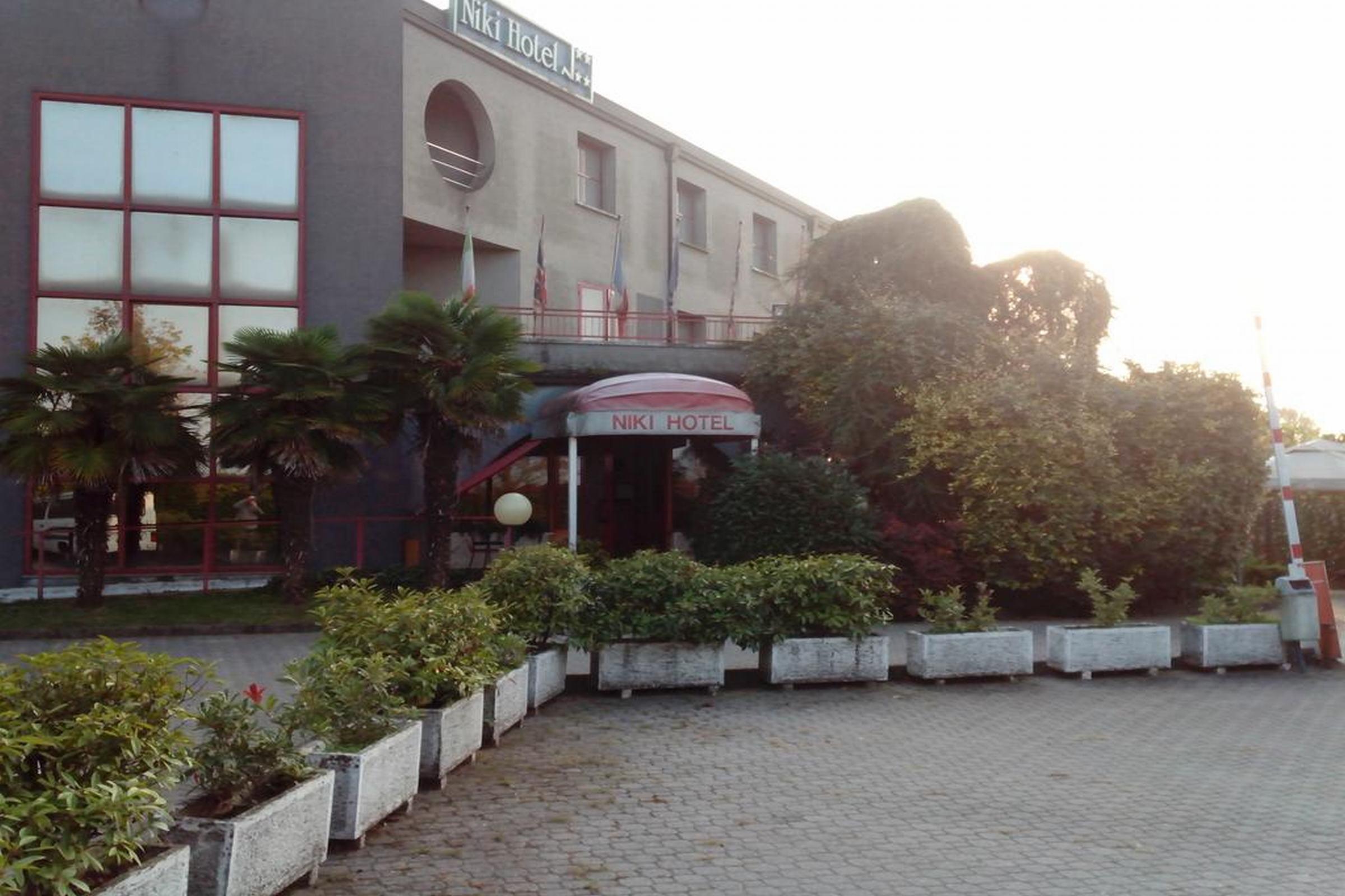 Hotel Niki Tribiano Exterior photo