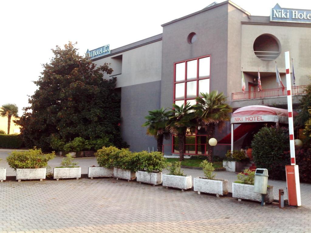 Hotel Niki Tribiano Exterior photo