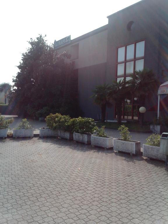 Hotel Niki Tribiano Exterior photo