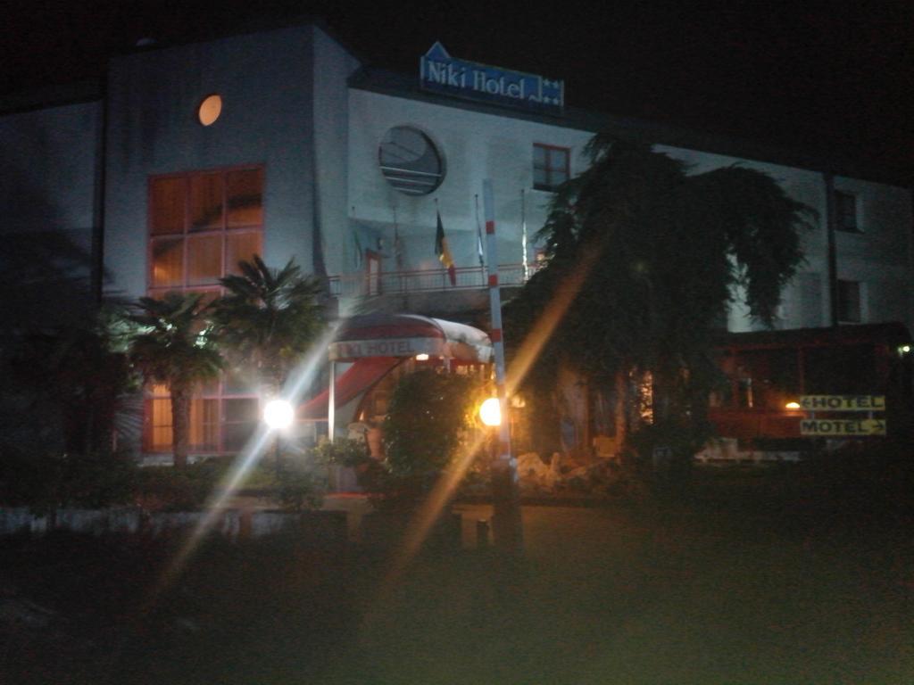 Hotel Niki Tribiano Exterior photo